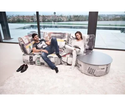 dos-modulos-del-arianne-love-con-personas-sentadas